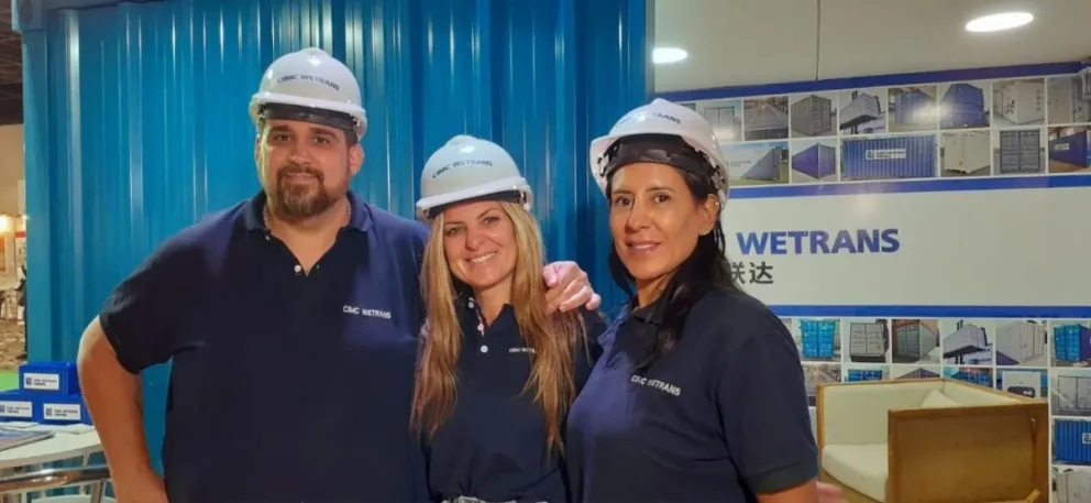 Romina Parquet, CEO de CIMC Wetrans Argentina con su equipo en Expo Construir 2024 
