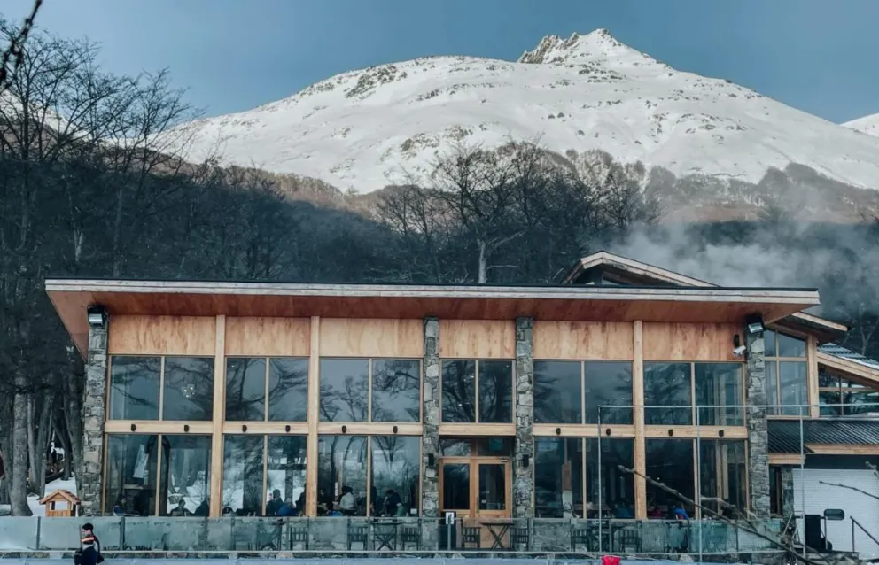 aberturas de MUCHTEK  fabricadas por Patagonia Sud, en el Alpino Sports Bar, el SPA, entre otras instalaciones del Cerro Castor.  