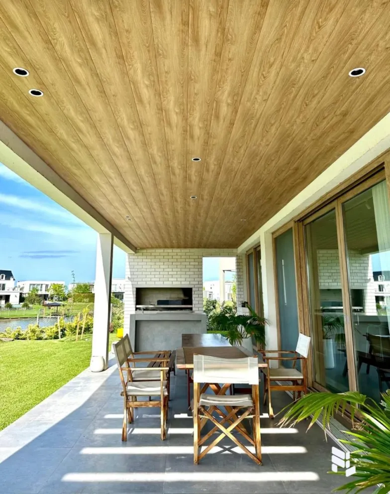 Revestimiento de PVC MUCHTEK en galería en color Turner Oak  