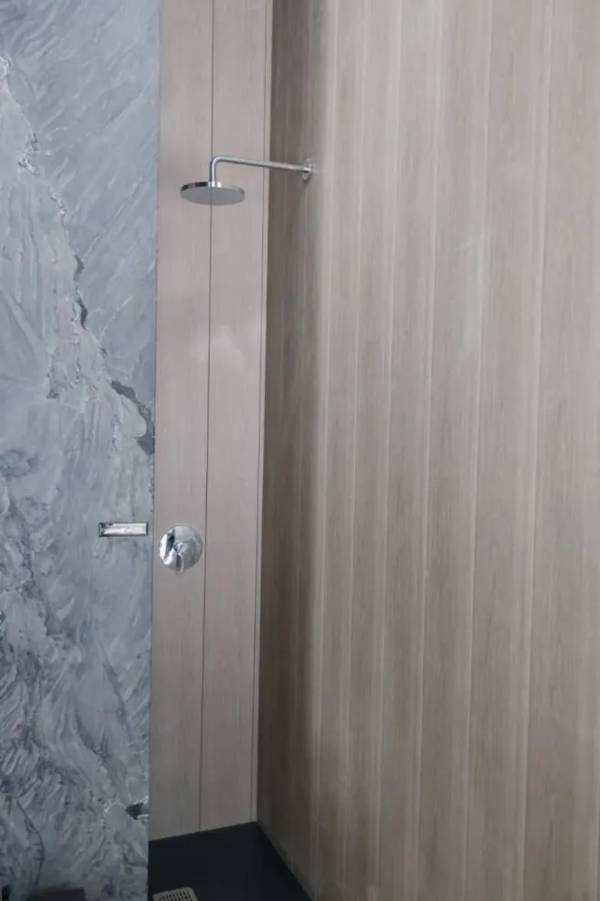 Revestimiento de PVC Muchtek en pared de baño en color Eucalyptus 