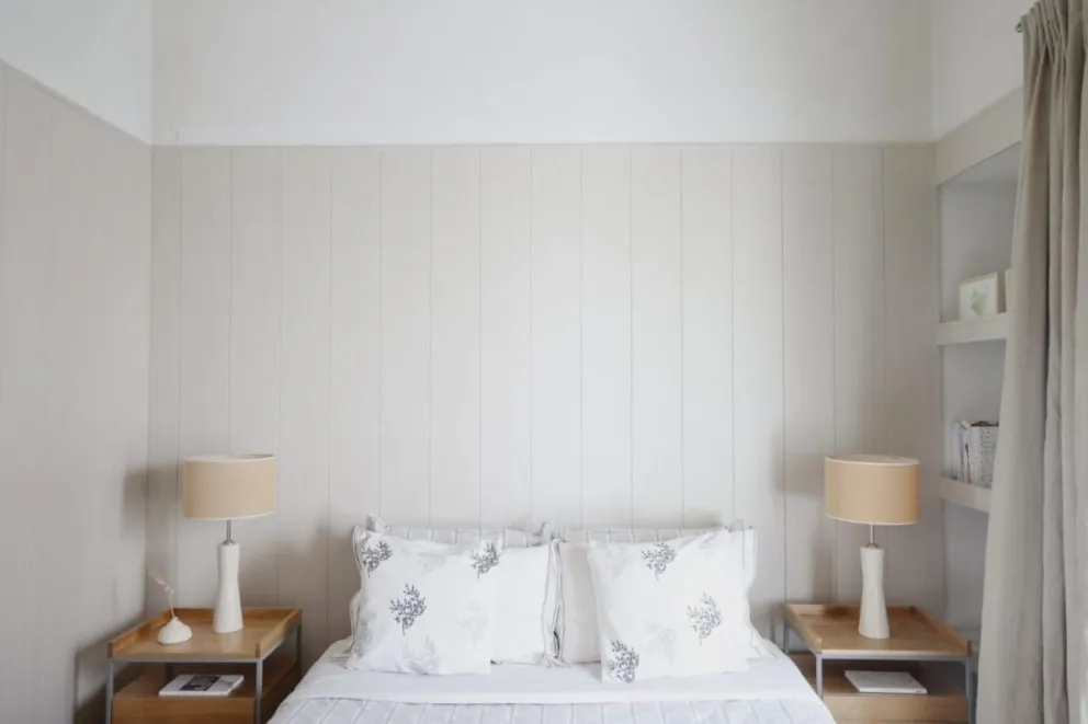 Revestimiento de PVC Muchtek en pared de habitación en color OAK  